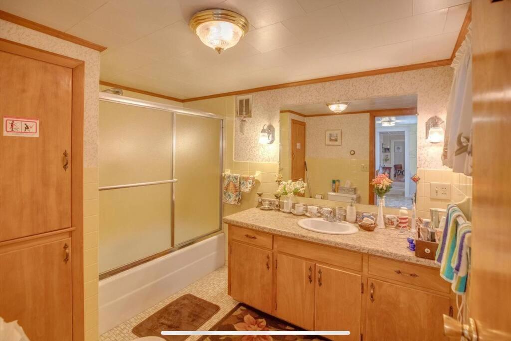 Cute 6-Bedroom Getaway In The Heart Of Littleton Bagian luar foto