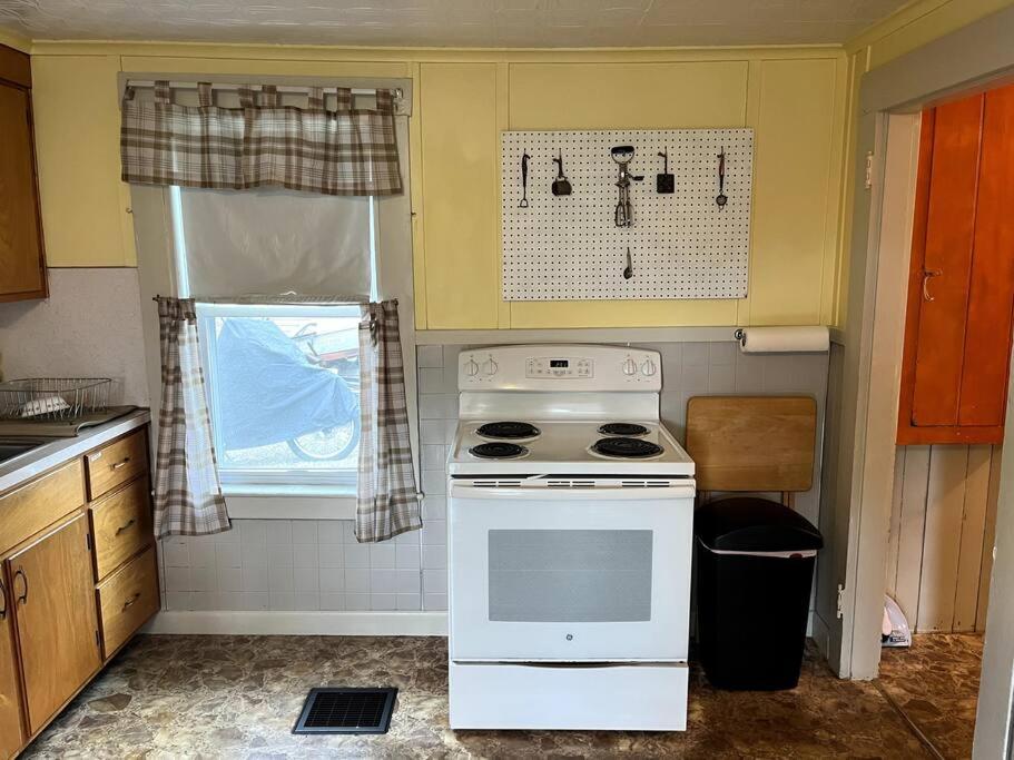 Cute 6-Bedroom Getaway In The Heart Of Littleton Bagian luar foto