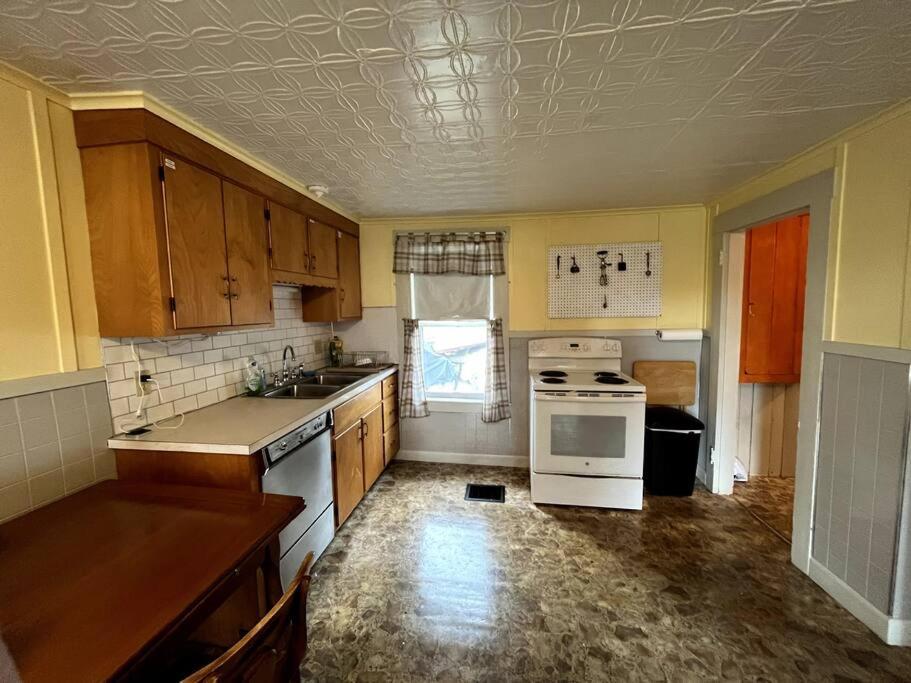 Cute 6-Bedroom Getaway In The Heart Of Littleton Bagian luar foto